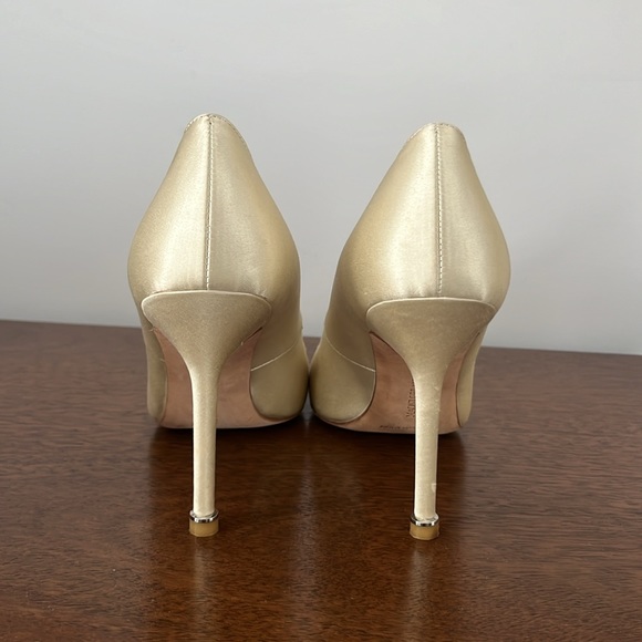 Manolo Blahnik Hangisi Champagne Satin Jewel Buckle Pumps size 37 - Picture 5 of 8